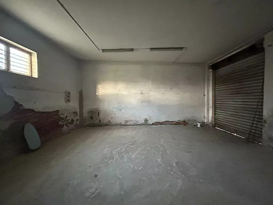 Immagine 3 di Locale commerciale in vendita  a Sarzana