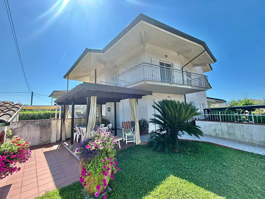 Immagine 1 di Porzione di casa in vendita  a Fosdinovo