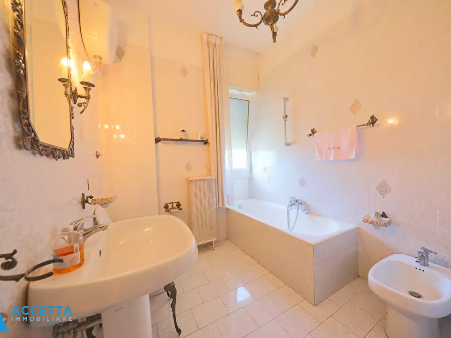 Immagine 14 di Quadrilocale in vendita  in Via Veneto 116 a Taranto