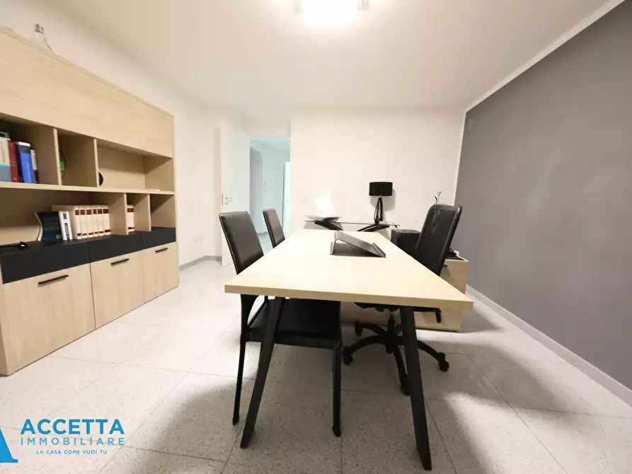 Immagine 17 di Ufficio in affitto  in Via Pisanelli a Taranto