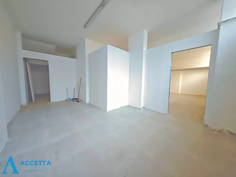 Immagine 21 di Locale commerciale in affitto  in Via Carlo Magno 20 a Taranto