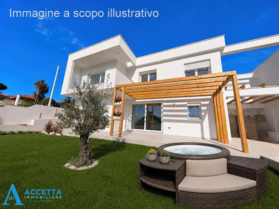 Immagine 30 di Villa in vendita  in Via Azalee a Taranto