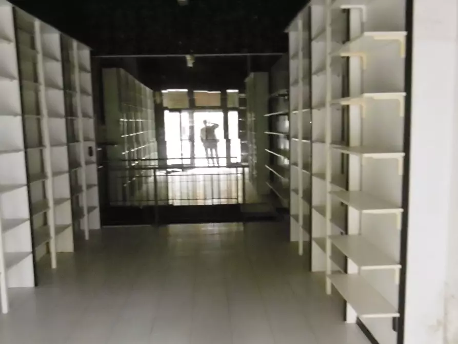 Immagine 11 di Locale commerciale in affitto  in VIA DELLA PISANA a Roma