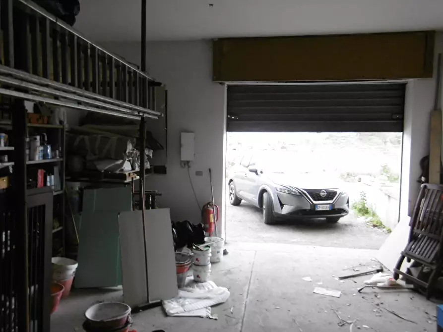 Immagine 3 di Locale commerciale in vendita  in VIA SAMUGHEO a Roma