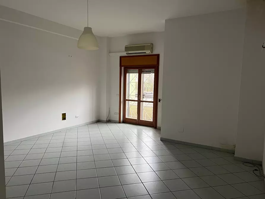 Immagine 10 di Locale commerciale in affitto  in Corso Giuseppe Garibaldi 32 a Baronissi