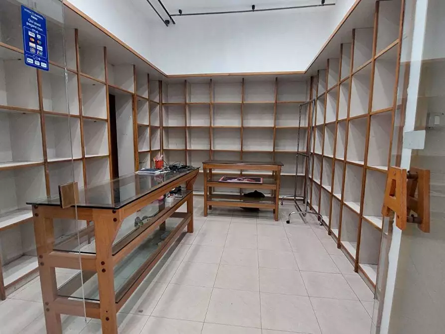 Immagine 6 di Locale commerciale in vendita  in Via del Carmine 89 a Salerno