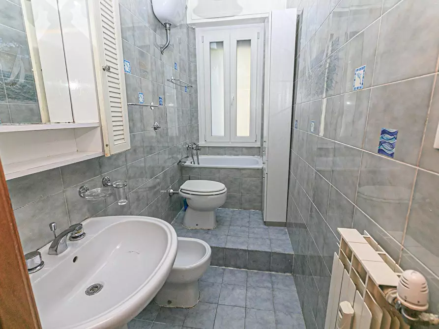 Immagine 34 di Pentalocale in vendita  in Via delle Acacie 10 a Genova