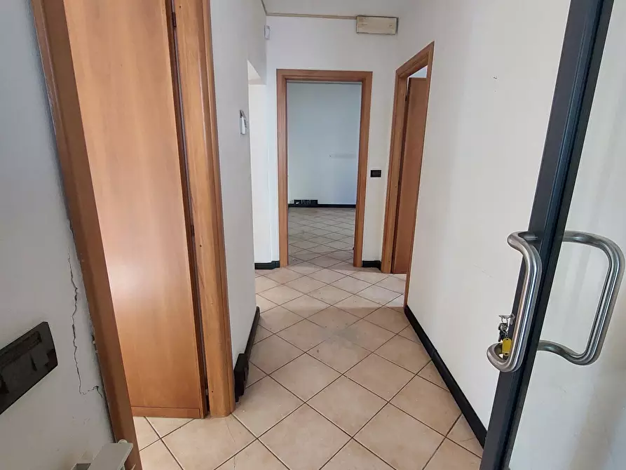 Immagine 18 di Ufficio in affitto  a Campomorone