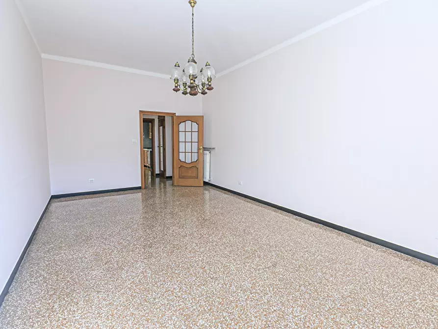 Immagine 14 di Pentalocale in vendita  in Via delle Acacie 10 a Genova