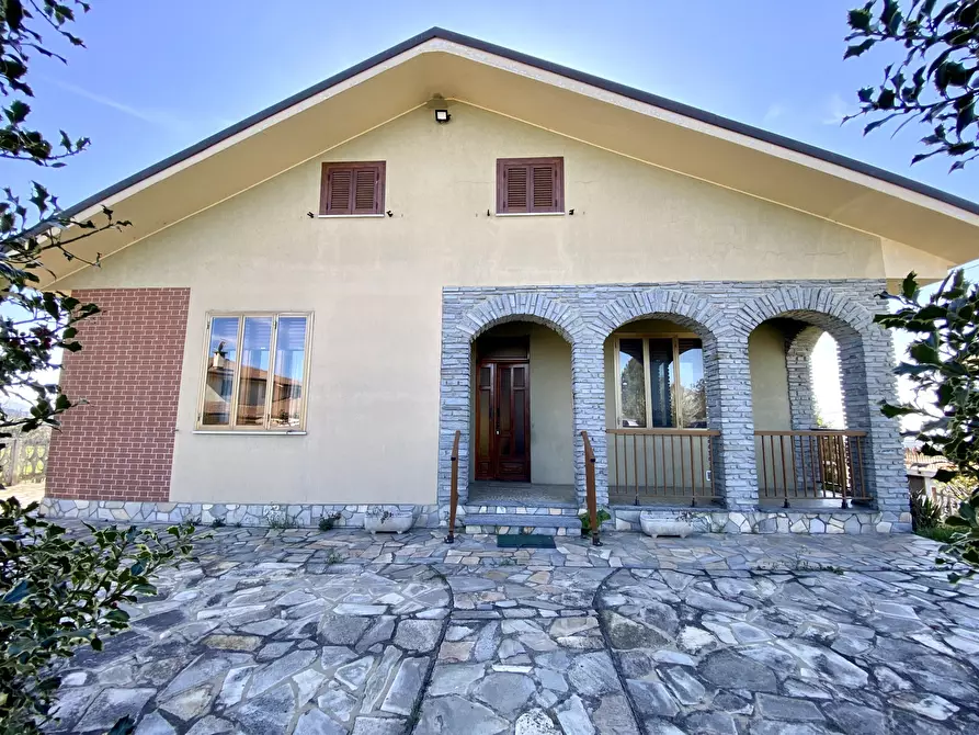 Immagine 3 di Villa in vendita  in via bricco broncio a Serravalle Langhe