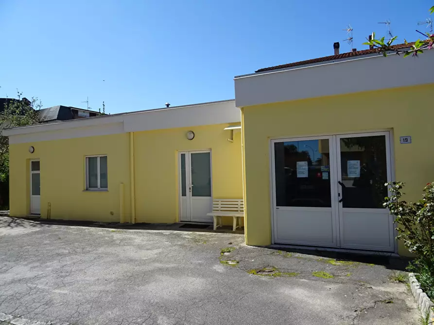 Immagine 1 di Locale commerciale in vendita  a Ostra