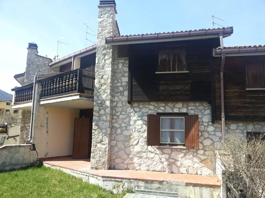 Immagine 1 di Villetta a schiera in vendita  a Rocca Di Mezzo