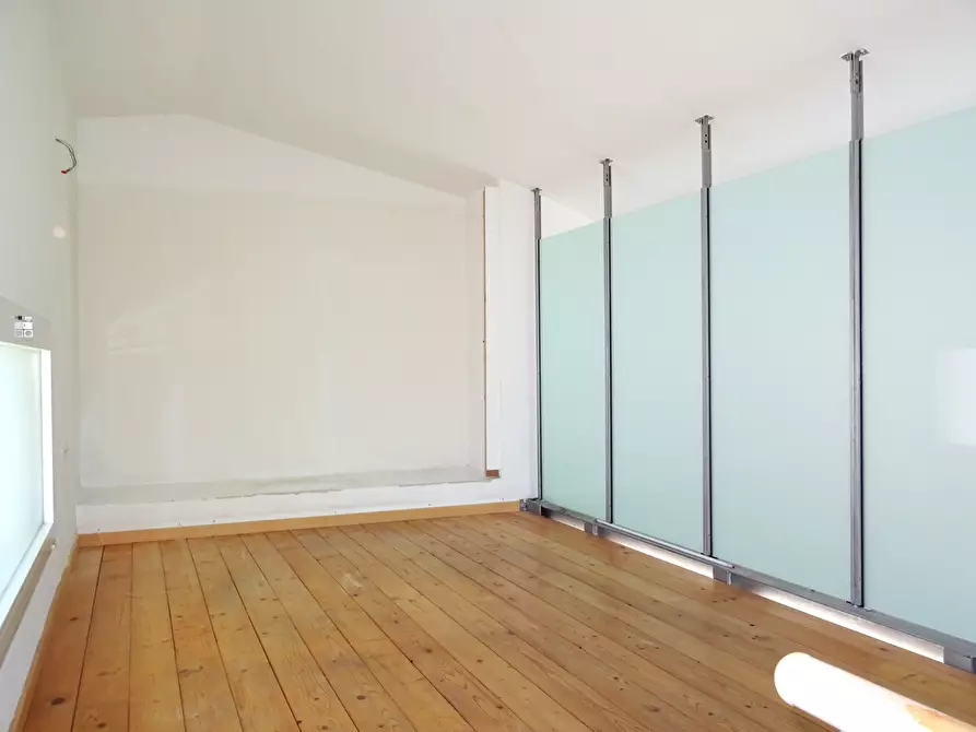 Immagine 11 di Ufficio in vendita  a Senigallia