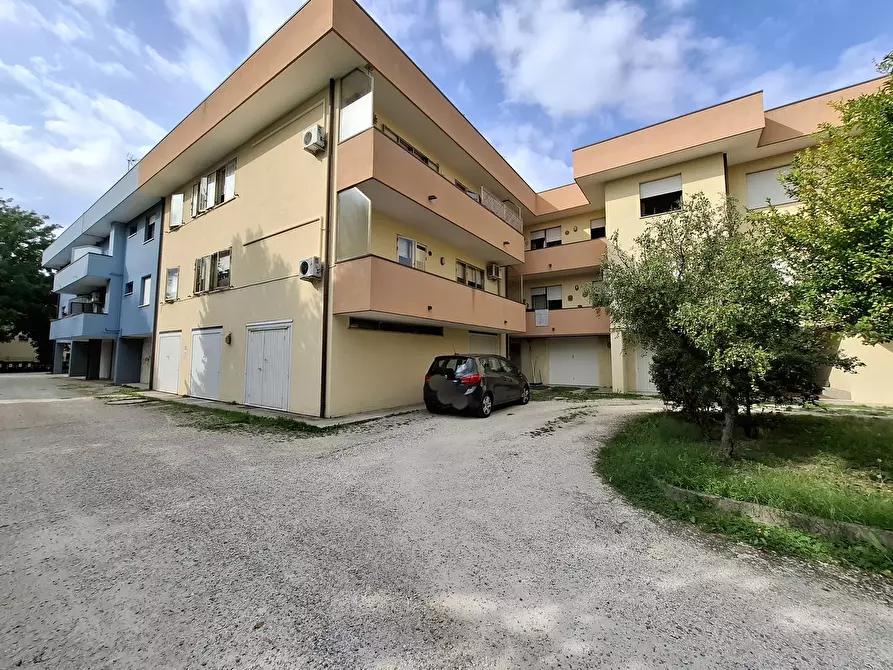 Immagine 1 di Garage in vendita  in Via Lionello D'Este 8 a Rovigo