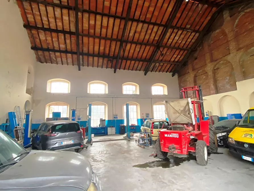 Immagine 6 di Attività artigianale in affitto  in Strada Statale 1 18 a Carrara