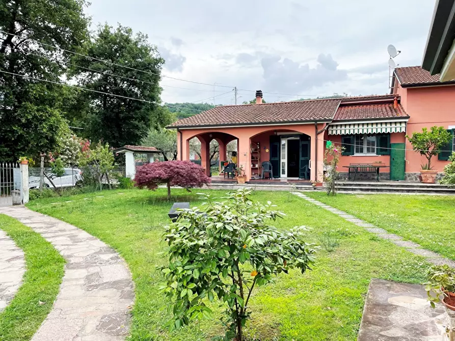 Immagine 1 di Casa bifamiliare in vendita  in Via degli Ulivi 25 a Castelnuovo Magra