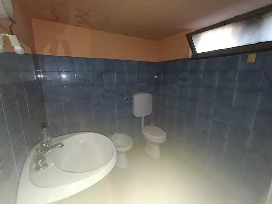 Immagine 13 di Locale commerciale in vendita  a Fornovo Di Taro