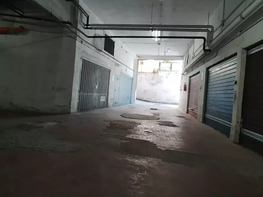 Immagine 7 di Garage in vendita  in via jaopo da lentini a Pomezia