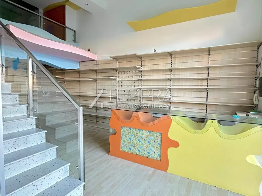 Immagine 8 di Locale commerciale in vendita  a Adrano