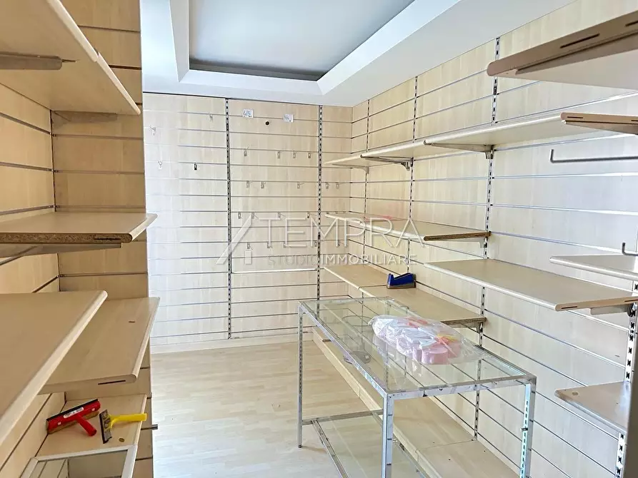 Immagine 10 di Locale commerciale in vendita  a Adrano