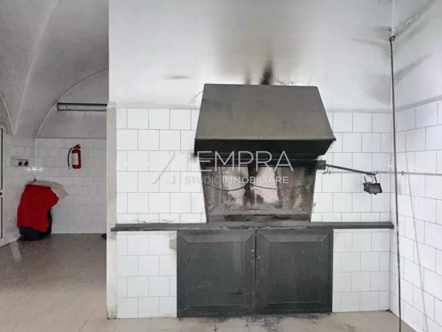 Immagine 13 di Locale commerciale in vendita  a Adrano