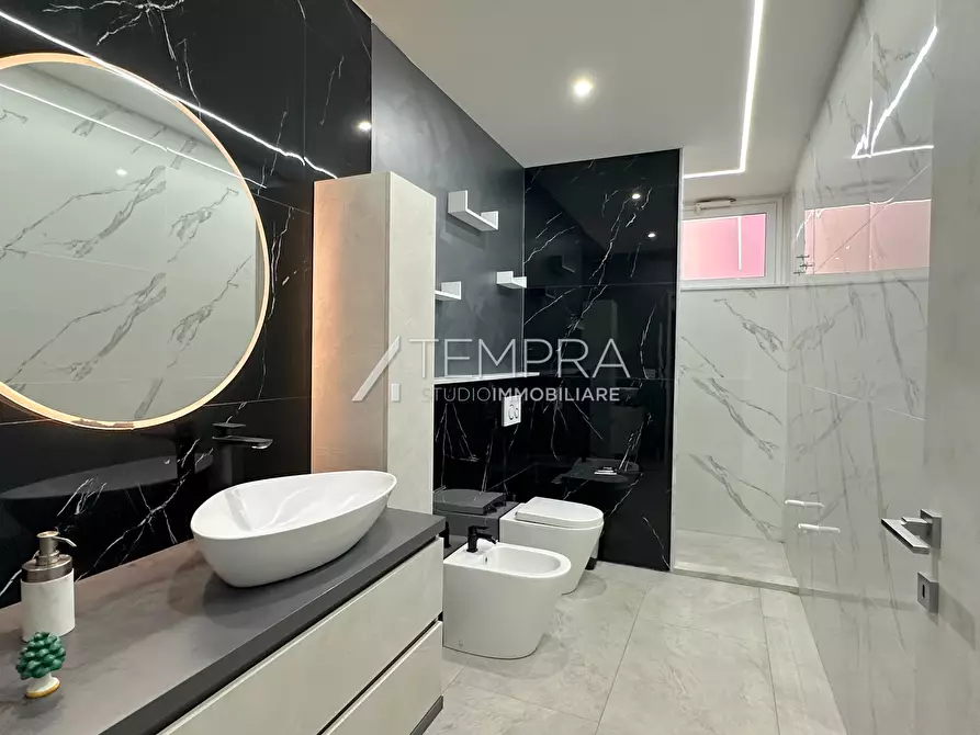 Immagine 9 di Casa indipendente in vendita  a Adrano