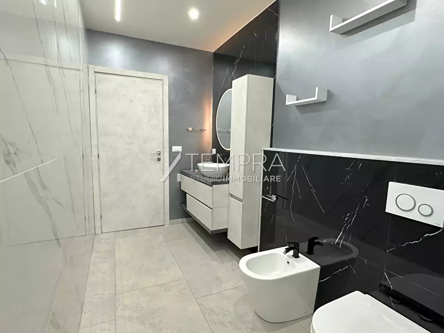 Immagine 12 di Casa indipendente in vendita  a Adrano