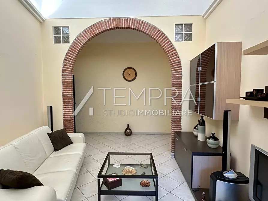 Immagine 4 di Casa indipendente in vendita  a Adrano