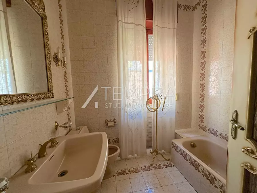 Immagine 17 di Casa indipendente in vendita  in VIA INZERILLI a Adrano