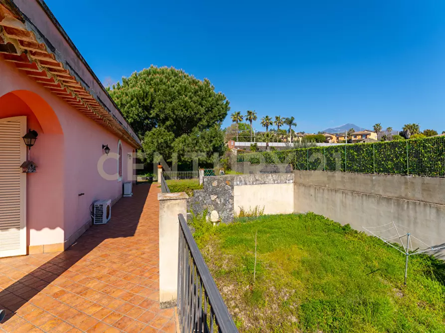 Immagine 32 di Villa in vendita  in Via Alcaloro Petrone 47 a Viagrande