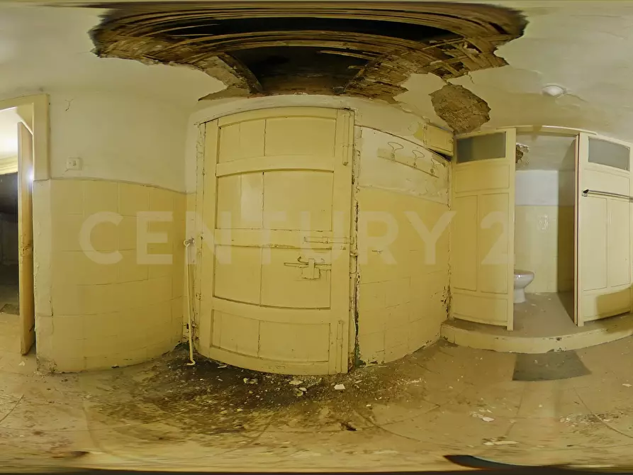 Immagine 35 di Locale commerciale in vendita  in Piazza Manganelli 15 a Catania