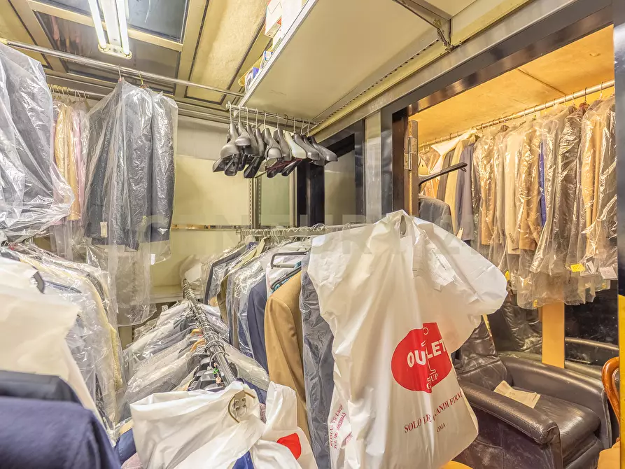 Immagine 19 di Attività commerciale in vendita  in Viale Liegi 49 a Roma