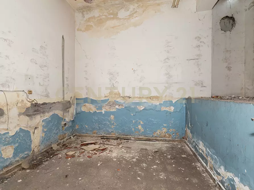 Immagine 31 di Locale commerciale in vendita  in Via Carnazza 37 a Tremestieri Etneo