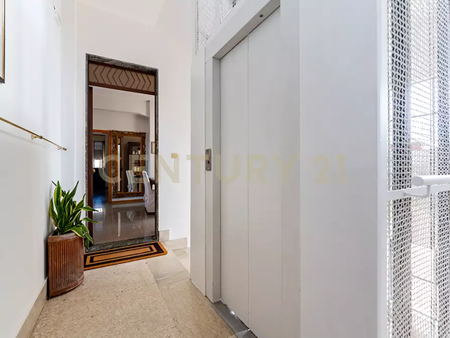 Immagine 45 di Pentalocale in vendita  in Via Salvatore Vigo 106 a Acireale