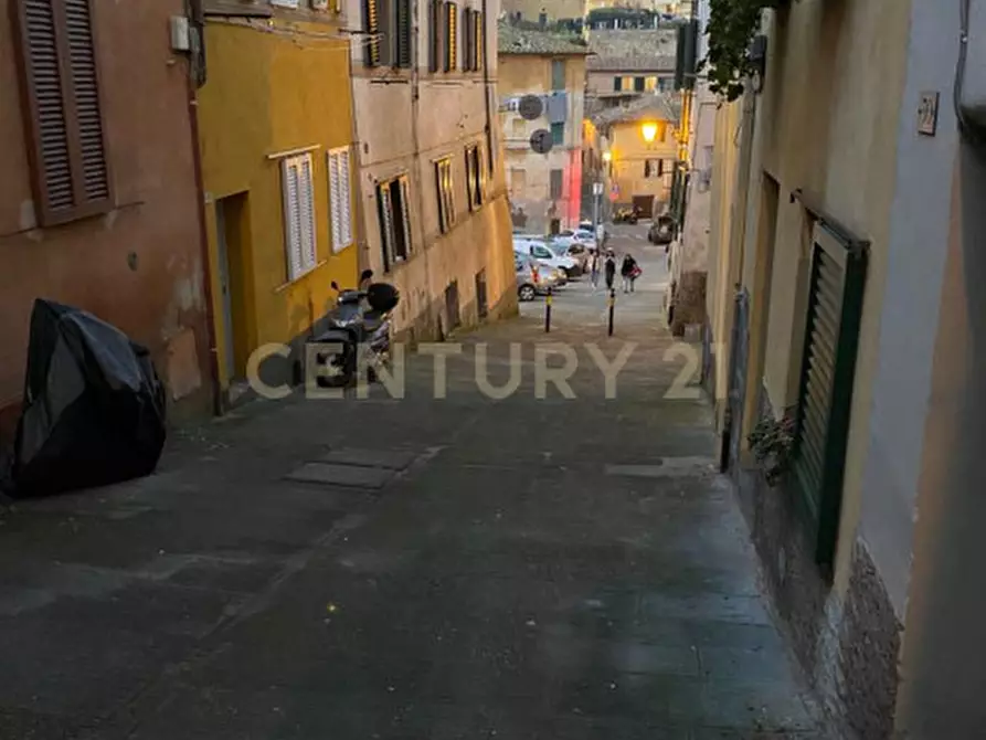 Immagine 1 di Appartamento in vendita  in di mezzo a Siena