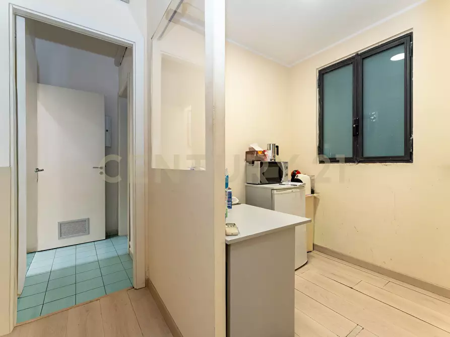 Immagine 22 di Locale commerciale in vendita  in Corso delle Province 23 a Catania