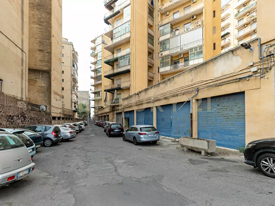 Immagine 4 di Locale commerciale in vendita  in Viale Mario Rapisardi 186 a Catania