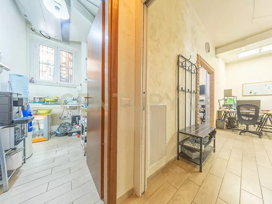 Immagine 17 di Locale commerciale in vendita  in VIA AUGUSTA GENINA 16 a Roma