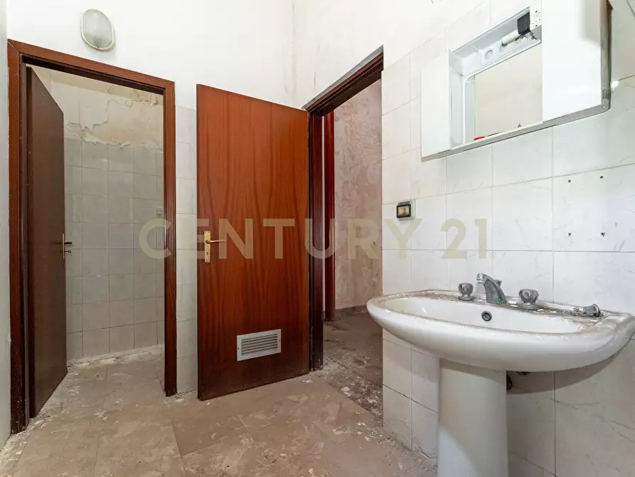 Immagine 15 di Locale commerciale in vendita  in Piazza Guglielmo Marconi 19 a San Gregorio Di Catania