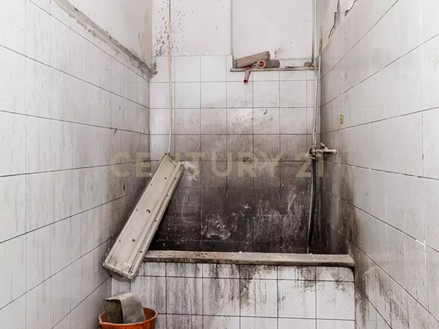 Immagine 33 di Locale commerciale in vendita  in Via Carnazza 37 a Tremestieri Etneo