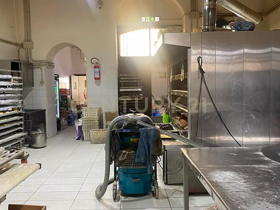 Immagine 14 di Locale commerciale in vendita  in via zia lisa 181 a Catania