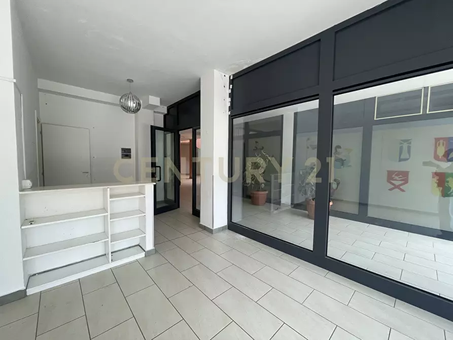 Immagine 4 di Locale commerciale in vendita  in Piazza Primo Wongher 17 a Monte Argentario