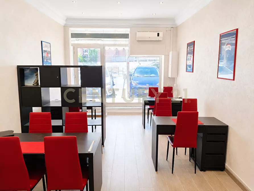 Immagine 6 di Attività commerciale in vendita  in Via Val Chisone 24 a Roma