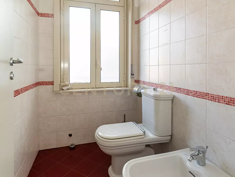 Immagine 30 di Pentalocale in vendita  in Corso Sicilia 64 a Catania