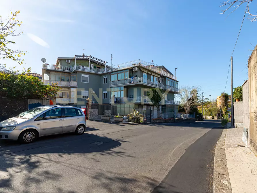 Immagine 2 di Pentalocale in vendita  in Via Pietra dell'Ova 396396 a Tremestieri Etneo