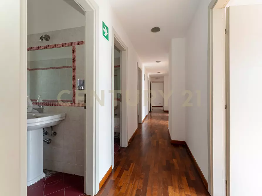 Immagine 34 di Pentalocale in vendita  in Corso Sicilia 64 a Catania