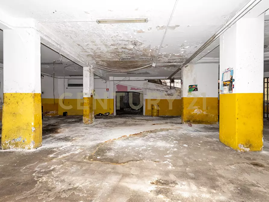 Immagine 34 di Locale commerciale in vendita  in Via Carnazza 37 a Tremestieri Etneo