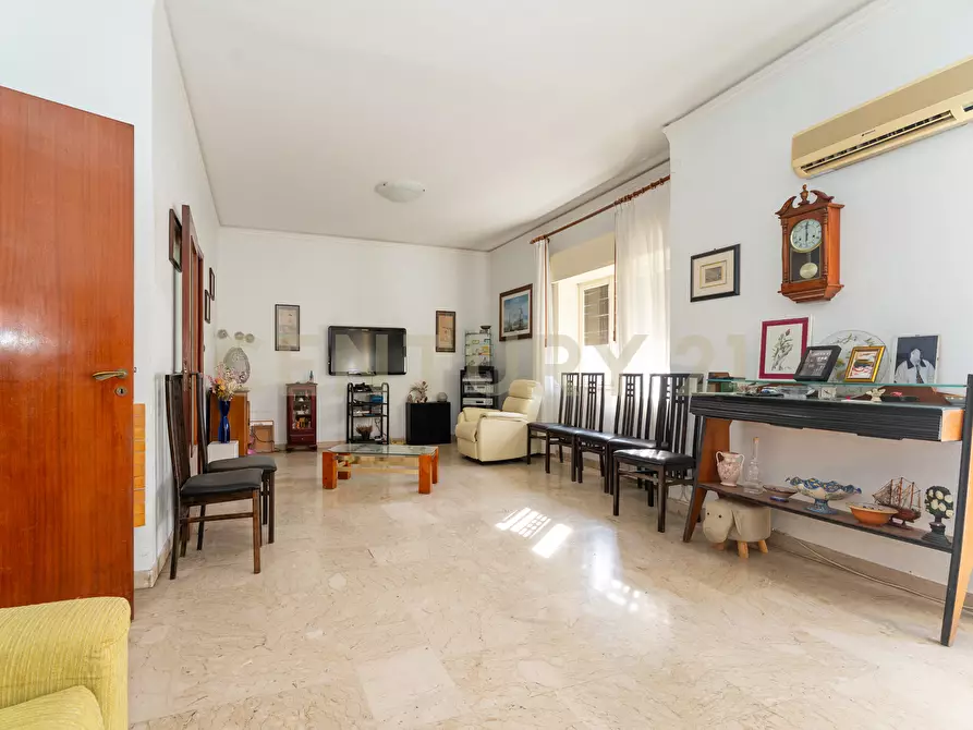 Immagine 14 di Pentalocale in vendita  in Via Fratelli Bandiera 13 a Gravina Di Catania