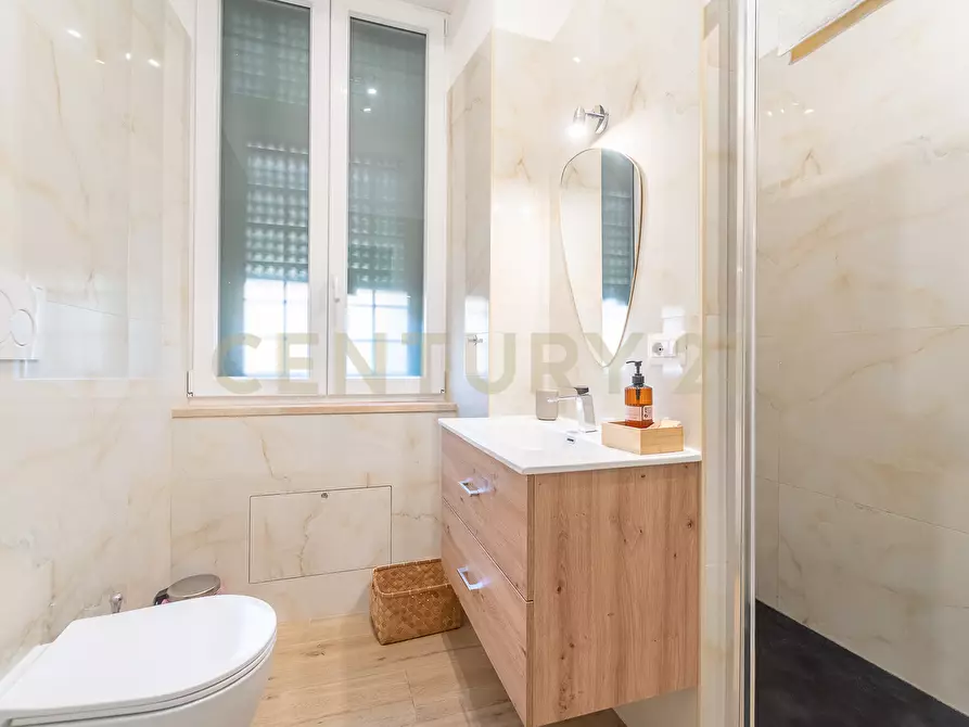 Immagine 14 di Bilocale in vendita  in Via Girolamo Benzoni a Roma