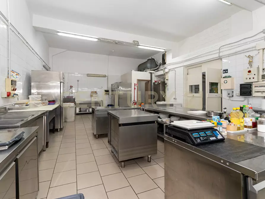 Immagine 28 di Bar / Ristorante in vendita  in Via Vincenzo Giuffrida a Catania